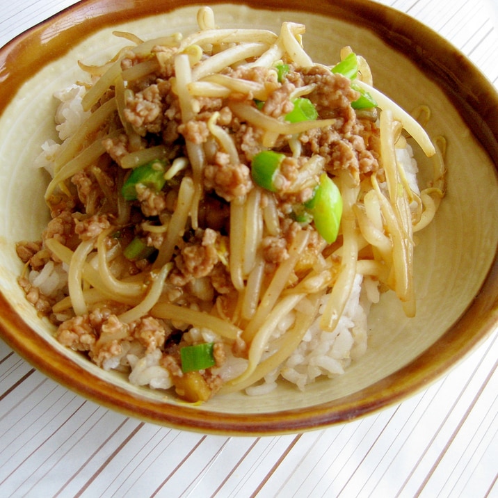 ボリューム満点♪もやしと豚ひき肉の簡単ヘルシー丼